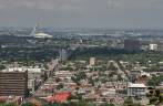 Vista do alto do Mont Royal, em Montreal, no Canadá, com o estádio Olímpico ao fundo